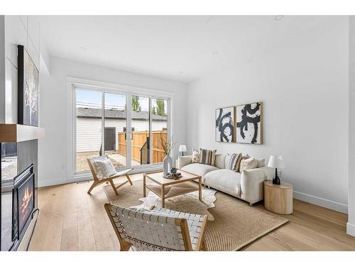 1820 19 Avenue Nw, Calgary, AB - Indoor Photo Showing Living Room