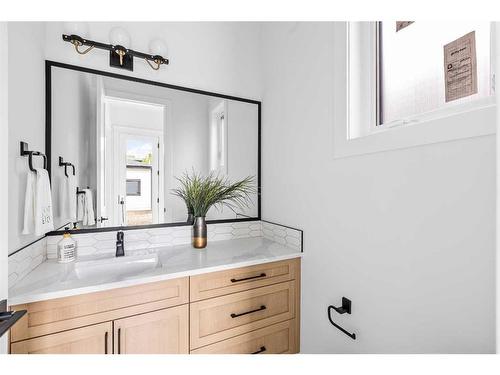 1820 19 Avenue Nw, Calgary, AB - Indoor Photo Showing Bathroom