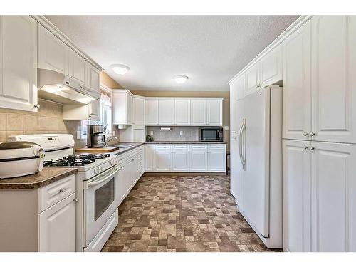 2120 19 Street, Nanton, AB - Indoor Photo Showing Kitchen