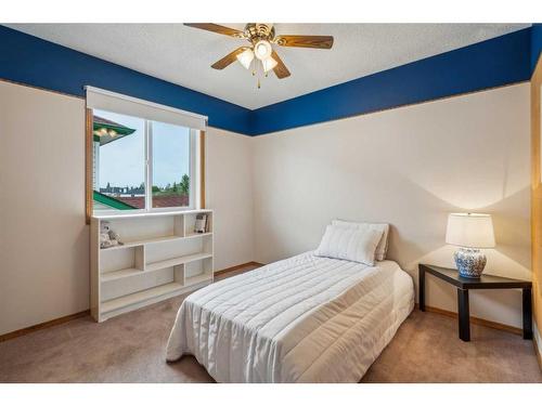 151 Harvest Park Terrace Ne, Calgary, AB - Indoor Photo Showing Bedroom