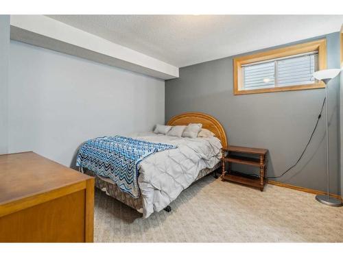 151 Harvest Park Terrace Ne, Calgary, AB - Indoor Photo Showing Bedroom