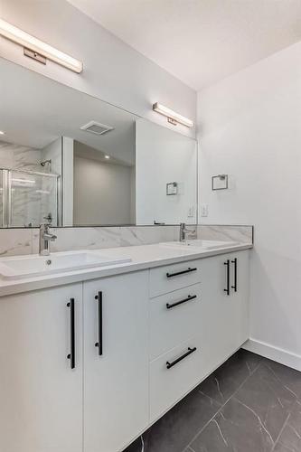 536 Walgrove Boulevard Se, Calgary, AB - Indoor Photo Showing Bathroom