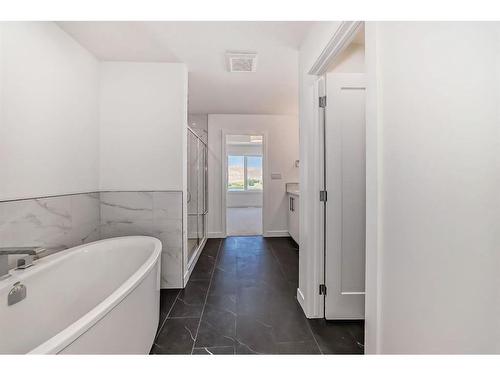 536 Walgrove Boulevard Se, Calgary, AB - Indoor Photo Showing Bathroom