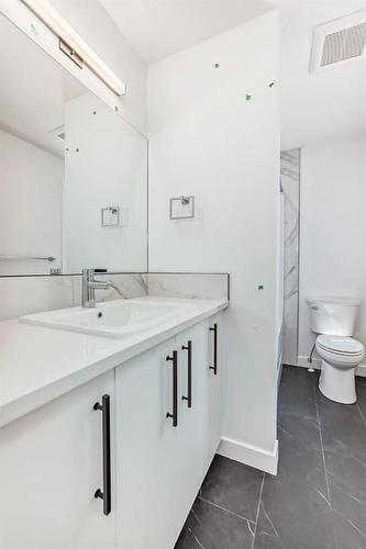 536 Walgrove Boulevard Se, Calgary, AB - Indoor Photo Showing Bathroom