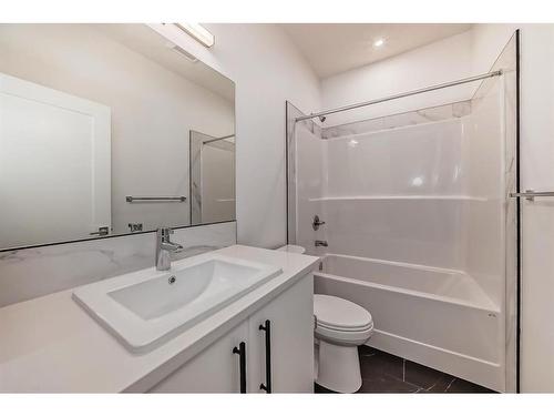 536 Walgrove Boulevard Se, Calgary, AB - Indoor Photo Showing Bathroom