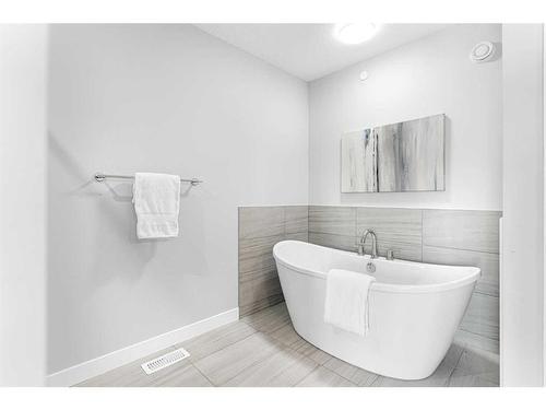 43 Herron Rise Ne, Calgary, AB - Indoor Photo Showing Bathroom