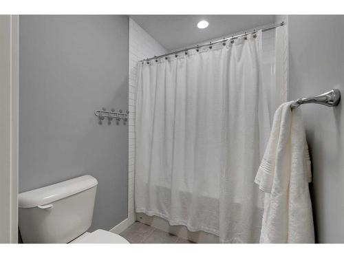 240 Sandpiper Crescent, Chestermere, AB - Indoor Photo Showing Bathroom