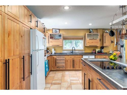 235 5 Street, Drumheller, AB - Indoor Photo Showing Kitchen