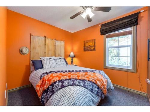 235 5 Street, Drumheller, AB - Indoor Photo Showing Bedroom