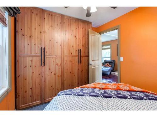 235 5 Street, Drumheller, AB - Indoor Photo Showing Bedroom