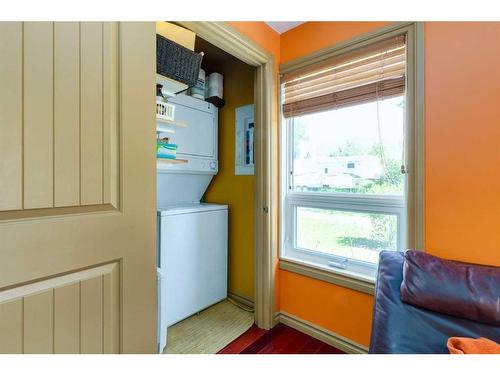 235 5 Street, Drumheller, AB - Indoor Photo Showing Laundry Room