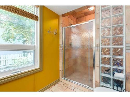 235 5 Street, Drumheller, AB - Indoor Photo Showing Bathroom