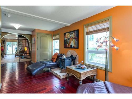 235 5 Street, Drumheller, AB - Indoor Photo Showing Living Room