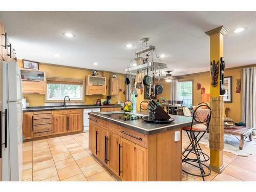 235 5 Street, Drumheller, AB - Indoor Photo Showing Kitchen