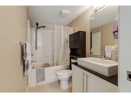 3419-11 Mahogany Row Se, Calgary, AB - Indoor Photo Showing Bathroom