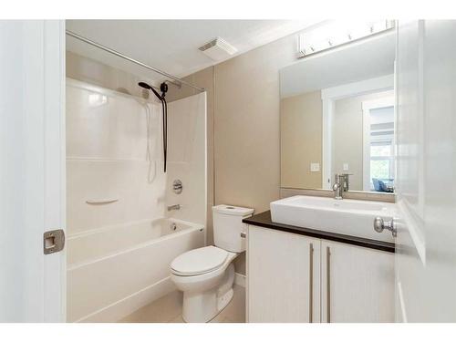 3419-11 Mahogany Row Se, Calgary, AB - Indoor Photo Showing Bathroom