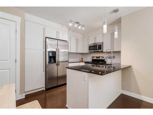 3419-11 Mahogany Row Se, Calgary, AB - Indoor Photo Showing Kitchen