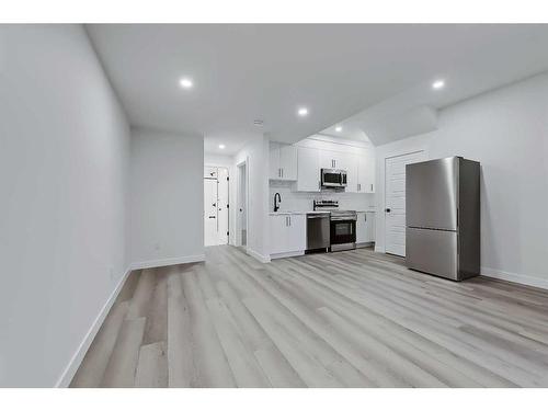 1141 Richland Road Ne, Calgary, AB - Indoor Photo Showing Kitchen