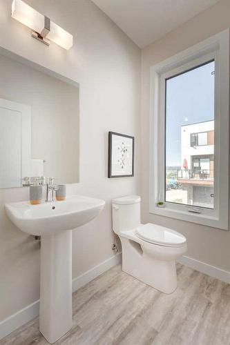 84-1453 Na'A Drive Sw, Calgary, AB - Indoor Photo Showing Bathroom