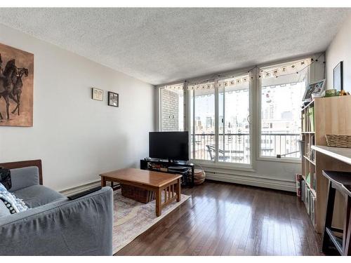 501-505 19 Avenue Sw, Calgary, AB - Indoor Photo Showing Living Room