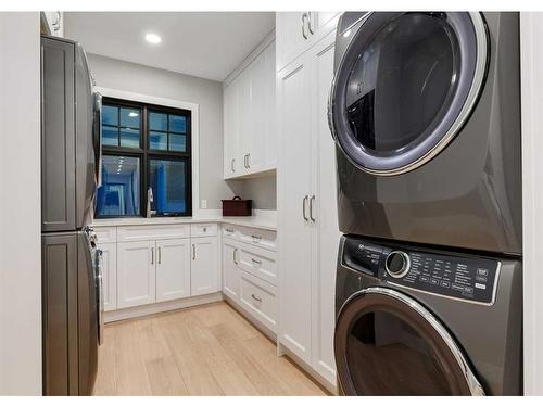 4308 Coronation Drive Sw, Calgary, AB - Indoor Photo Showing Laundry Room