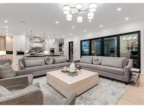 4308 Coronation Drive Sw, Calgary, AB - Indoor Photo Showing Living Room