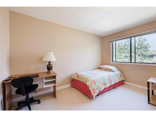 4-10457 19 Street Sw, Calgary, AB - Indoor Photo Showing Bedroom