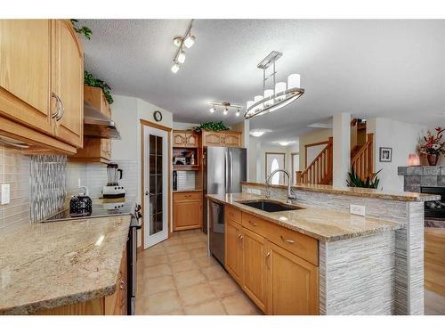 77 Rockbluff Place Nw, Calgary, AB - Indoor Photo Showing Kitchen