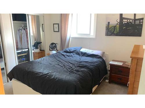 527 18 Avenue Sw, Calgary, AB - Indoor Photo Showing Bedroom