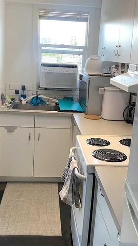 527 18 Avenue Sw, Calgary, AB - Indoor Photo Showing Kitchen