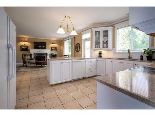 11067 Valley Springs Road Nw, Calgary, AB - Indoor Photo Showing Kitchen