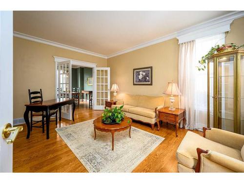 11067 Valley Springs Road Nw, Calgary, AB - Indoor Photo Showing Living Room