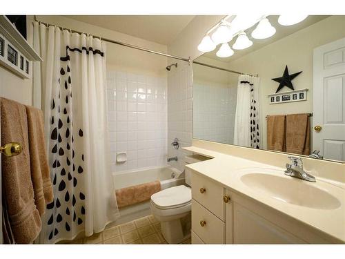 11067 Valley Springs Road Nw, Calgary, AB - Indoor Photo Showing Bathroom