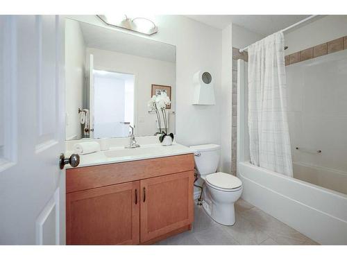 424 New Brighton Drive Se, Calgary, AB - Indoor Photo Showing Bathroom