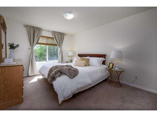 424 New Brighton Drive Se, Calgary, AB - Indoor Photo Showing Bedroom