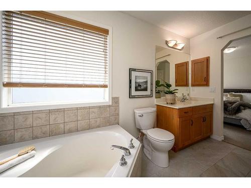 424 New Brighton Drive Se, Calgary, AB - Indoor Photo Showing Bathroom