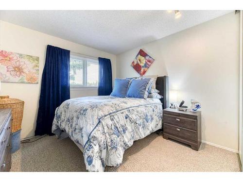 42-200 Shawnessy Drive Sw, Calgary, AB - Indoor Photo Showing Bedroom