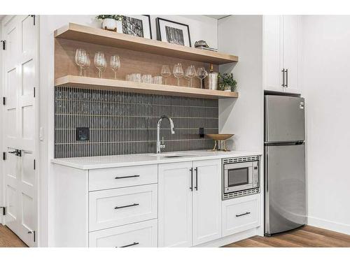 2 Pinewood Crescent, Canmore, AB - Indoor Photo Showing Kitchen