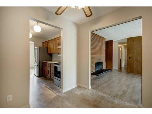 252 Parkside Way Se, Calgary, AB - Indoor Photo Showing Kitchen