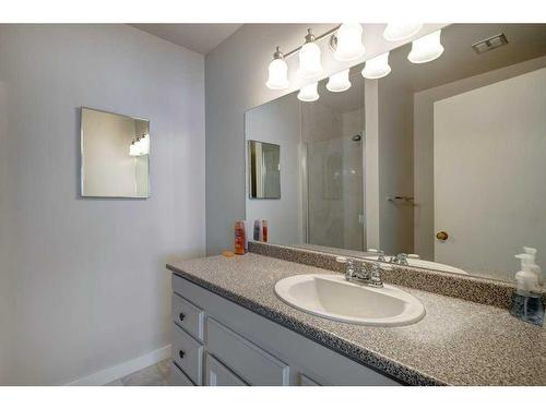 252 Parkside Way Se, Calgary, AB - Indoor Photo Showing Bathroom