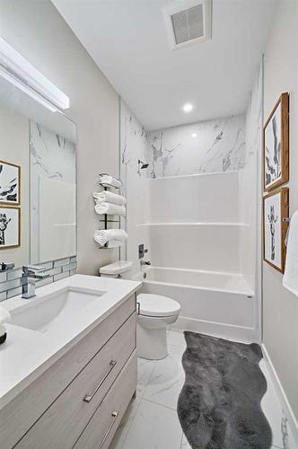 3424 15 Street Sw, Calgary, AB - Indoor Photo Showing Bathroom