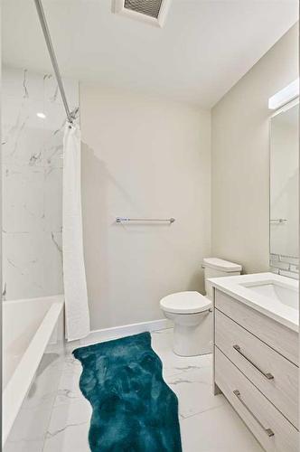 3424 15 Street Sw, Calgary, AB - Indoor Photo Showing Bathroom