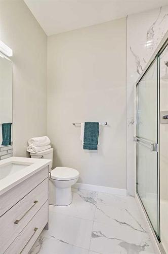 3424 15 Street Sw, Calgary, AB - Indoor Photo Showing Bathroom