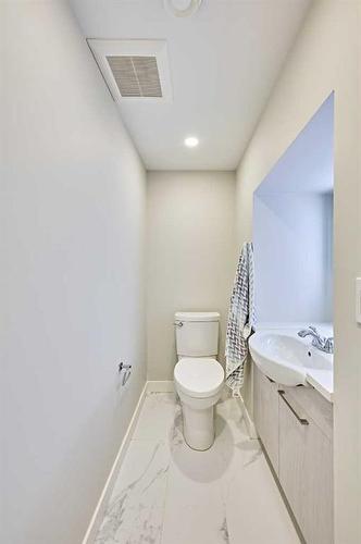 3424 15 Street Sw, Calgary, AB - Indoor Photo Showing Bathroom