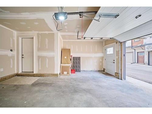 3424 15 Street Sw, Calgary, AB - Indoor Photo Showing Garage