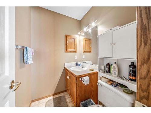 5620 Sunrise Crescent, Olds, AB - Indoor Photo Showing Bathroom