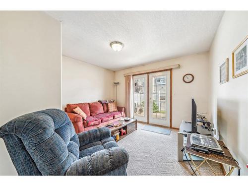 5620 Sunrise Crescent, Olds, AB - Indoor Photo Showing Living Room