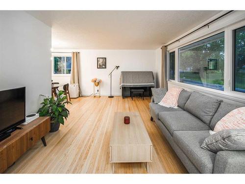 3516 19 Street Nw, Calgary, AB - Indoor Photo Showing Living Room