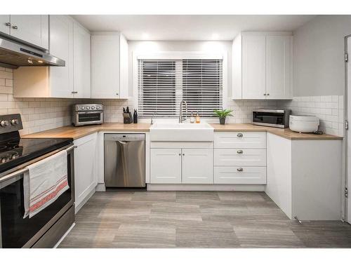 3516 19 Street Nw, Calgary, AB - Indoor Photo Showing Kitchen