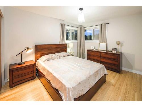 3516 19 Street Nw, Calgary, AB - Indoor Photo Showing Bedroom